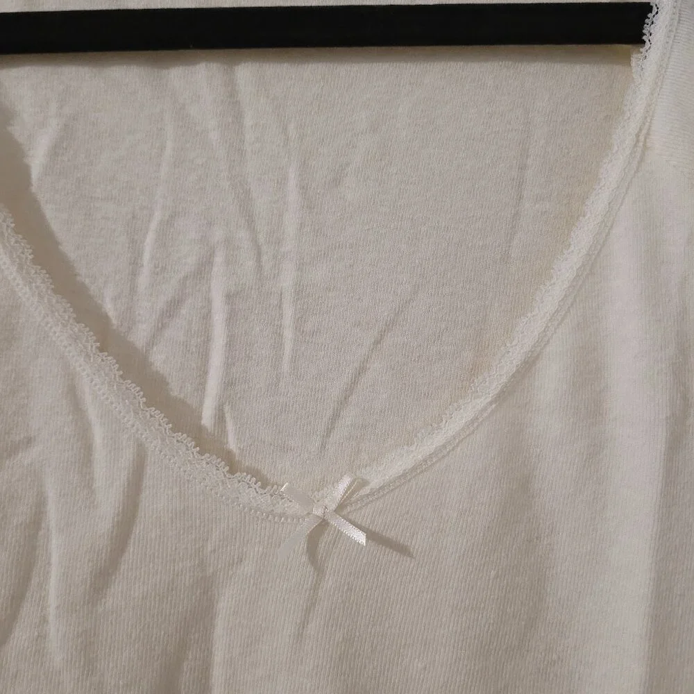 NWOT Levi's V-Neck Lace Trim T-Shirt - Picture 4 of 6